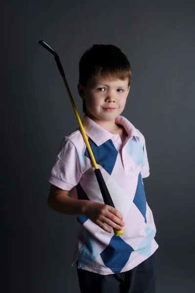 Menino joga mini golfe — Fotografia de Stock