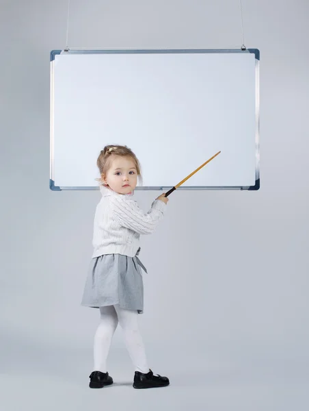 Schattig klein meisje met schoolbord — Stockfoto