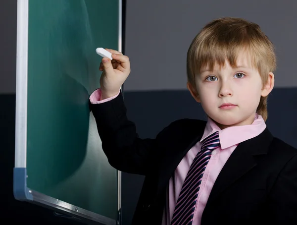 Pequeno engraçado menino com blackboard — Fotografia de Stock