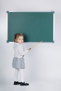 yazı tahtası ile sevimli küçük kız