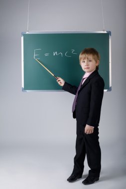 yazı tahtası ile küçük komik çocuk