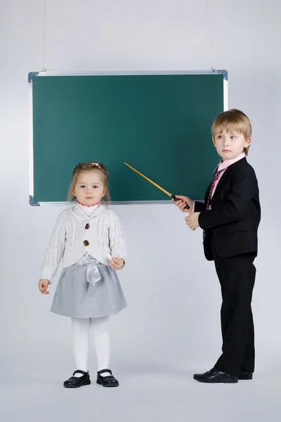 Grappige jongen onderwijs jongere zus — Stockfoto