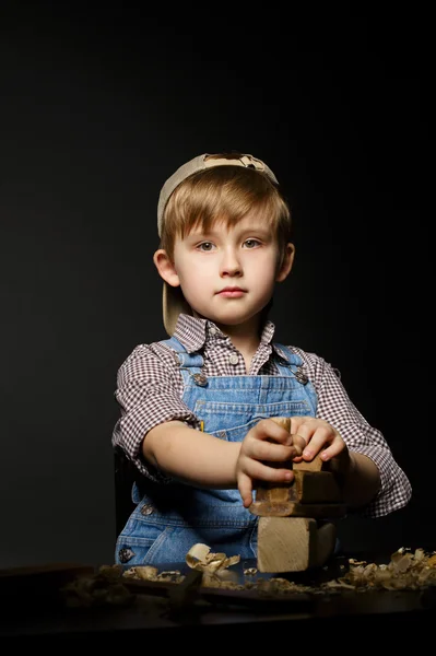 平面での作業の小さな男の子 — ストック写真