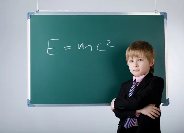 Pequeno engraçado menino com blackboard — Fotografia de Stock