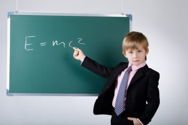 yazı tahtası ile küçük komik çocuk