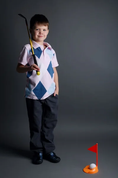 Menino joga mini golfe — Fotografia de Stock