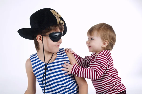 Twee portretten van de grappige broers en zussen op witte achtergrond — Stockfoto