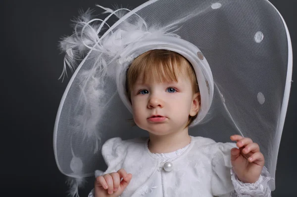 Маленька красива дівчинка у весільній сукні — стокове фото