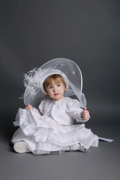 Niña hermosa en vestido de novia —  Fotos de Stock