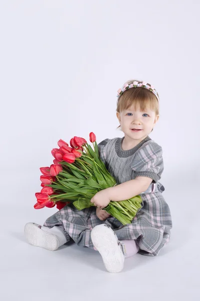 Schönes Mädchen mit großem Strauß Tulpen — Stockfoto