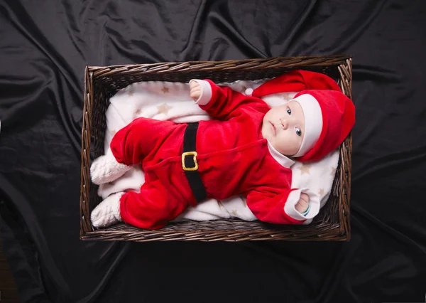 Cute baby z kostium santa leżącego w koszyku — Zdjęcie stockowe