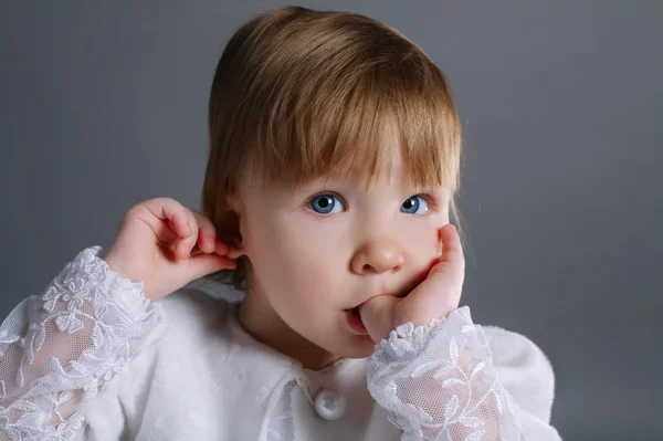 Krásná holčička drží prst v ústech — Stock fotografie