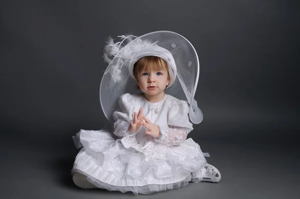 Маленькая красивая девушка в свадебном платье — стоковое фото