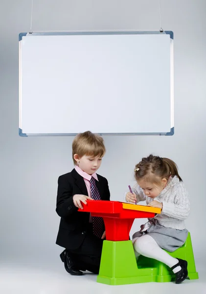Kleiner Junge lehrt Schwester — Stockfoto