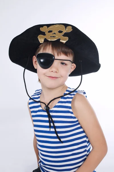 Niño pequeño en traje de pirata en blanco — Foto de Stock
