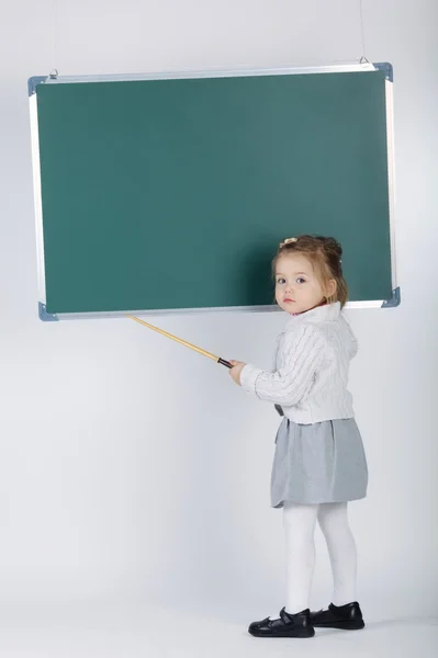 Yazı tahtası ile sevimli küçük kız — Stok fotoğraf