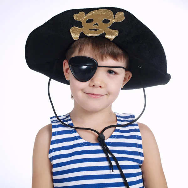 Liten pojke i pirate kostym på vit — Stockfoto