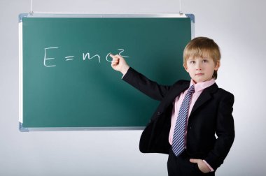 yazı tahtası ile küçük komik çocuk