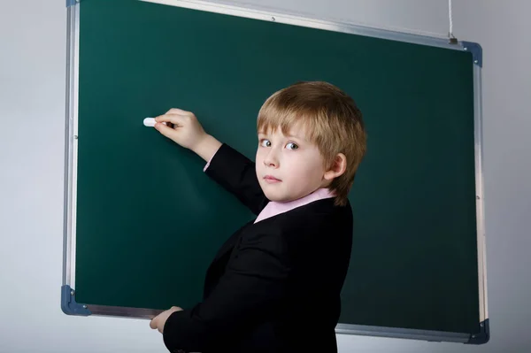 Kleiner lustiger Junge mit Tafel — Stockfoto