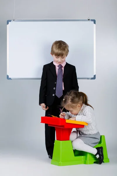 Jonge jongen onderwijs zus — Stockfoto