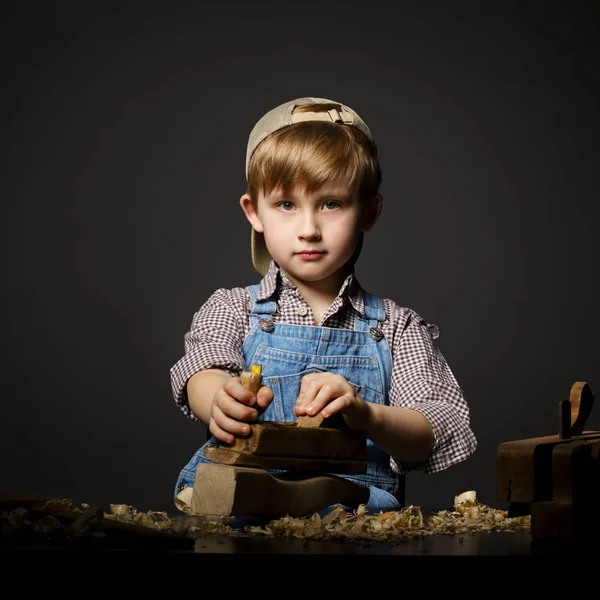 Pequeño niño trabajando con avión — Foto de Stock