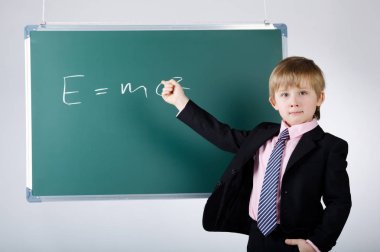 yazı tahtası ile küçük komik çocuk