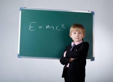 yazı tahtası ile küçük komik çocuk