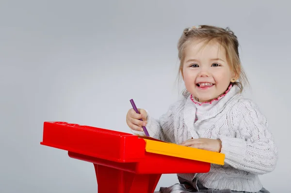 Sorrindo menina na mesa desenhar — Fotografia de Stock