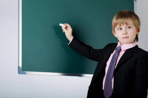 Grappig jongetje met schoolbord — Stockfoto