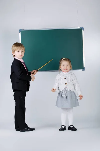 Divertido chico enseñando menor hermana — Foto de Stock