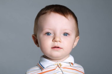 parlak arka plan üzerinde küçük güzel çocuk