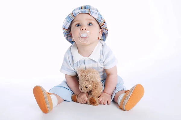 Мальчик с медвежьей игрушкой — стоковое фото