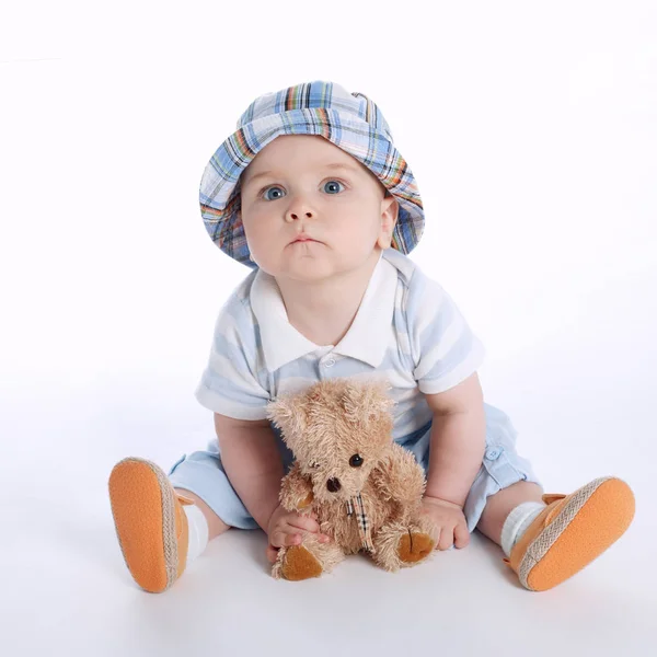 Petit garçon avec jouet ours — Photo