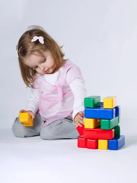 Menina brincando com cubos — Fotografia de Stock