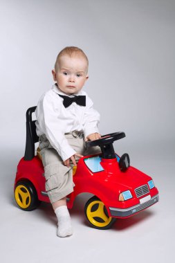 küçük çocuk itici oyuncak araba