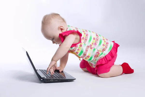 Baby met laptop — Stockfoto