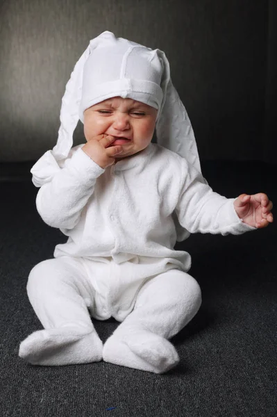 Boldogtalan fiú fejét harisnyanadrág — Stock Fotó