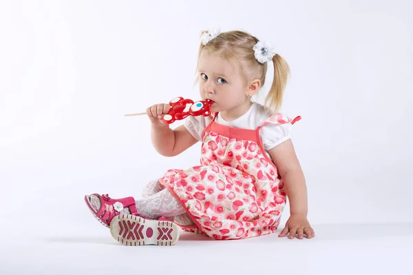 Piccola ragazza felice con lecca-lecca — Foto Stock