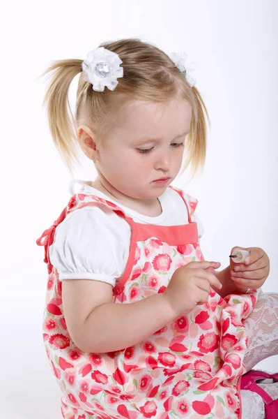 Bela menina pintado unhas — Fotografia de Stock