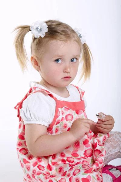 Güzel küçük kız çivi boyalı — Stok fotoğraf
