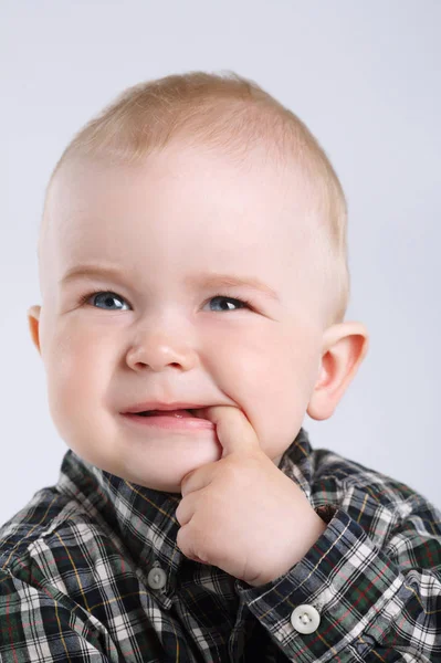 Kleiner Junge mit Finger im Mund — Stockfoto