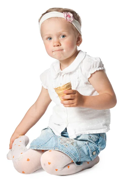 Kleines Mädchen isst Eis auf weißem Eis — Stockfoto