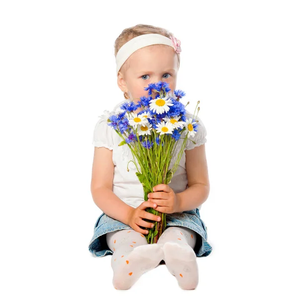 Kleines Mädchen mit einem Strauß Wildblumen — Stockfoto