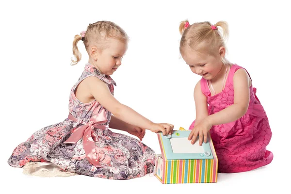 Två vackra flickor leker两个美丽的女孩玩 — Stockfoto