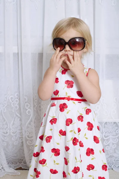 Petite fille avec des lunettes de soleil — Photo