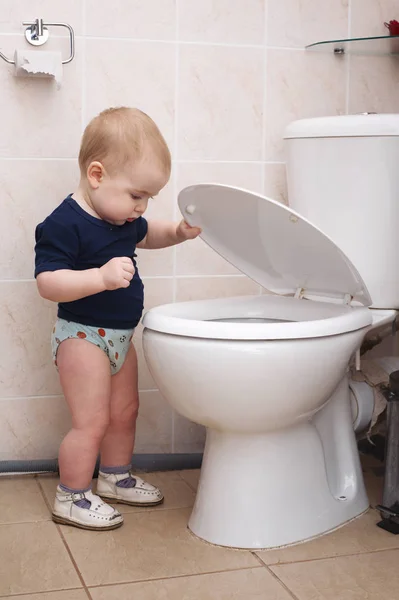 トイレで小さな男の子に見える — ストック写真