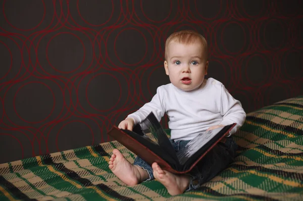 Malý chlapec čte knihu doma — Stock fotografie