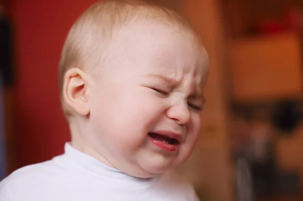 Porträtt av söt liten ledsen pojke — Stockfoto