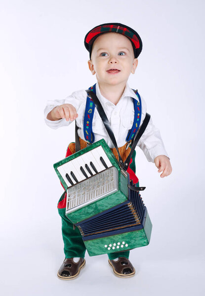 мальчик с аккордеоном на белом
