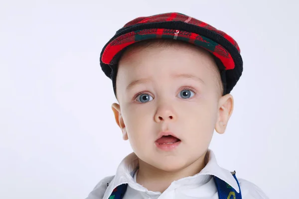 Niedliche kleine Junge auf weiß — Stockfoto